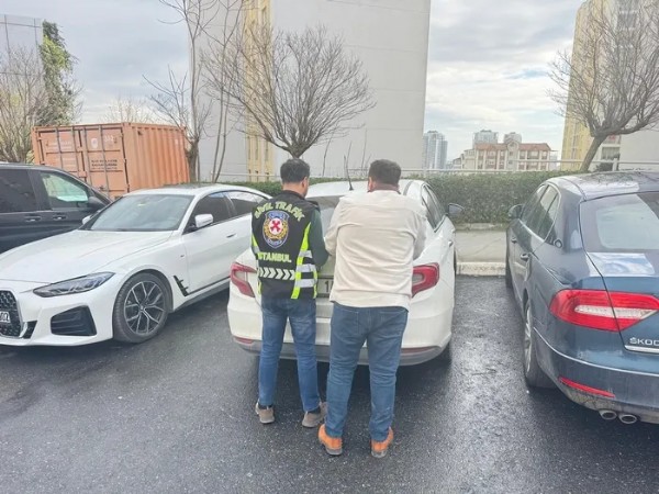 Trafik magandası dehşet saçtı! Kafa atarak taksinin camını kırdı!